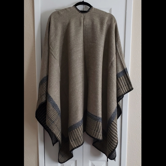 Lulla Collection Reversible Poncho - Picture 4 of 8
